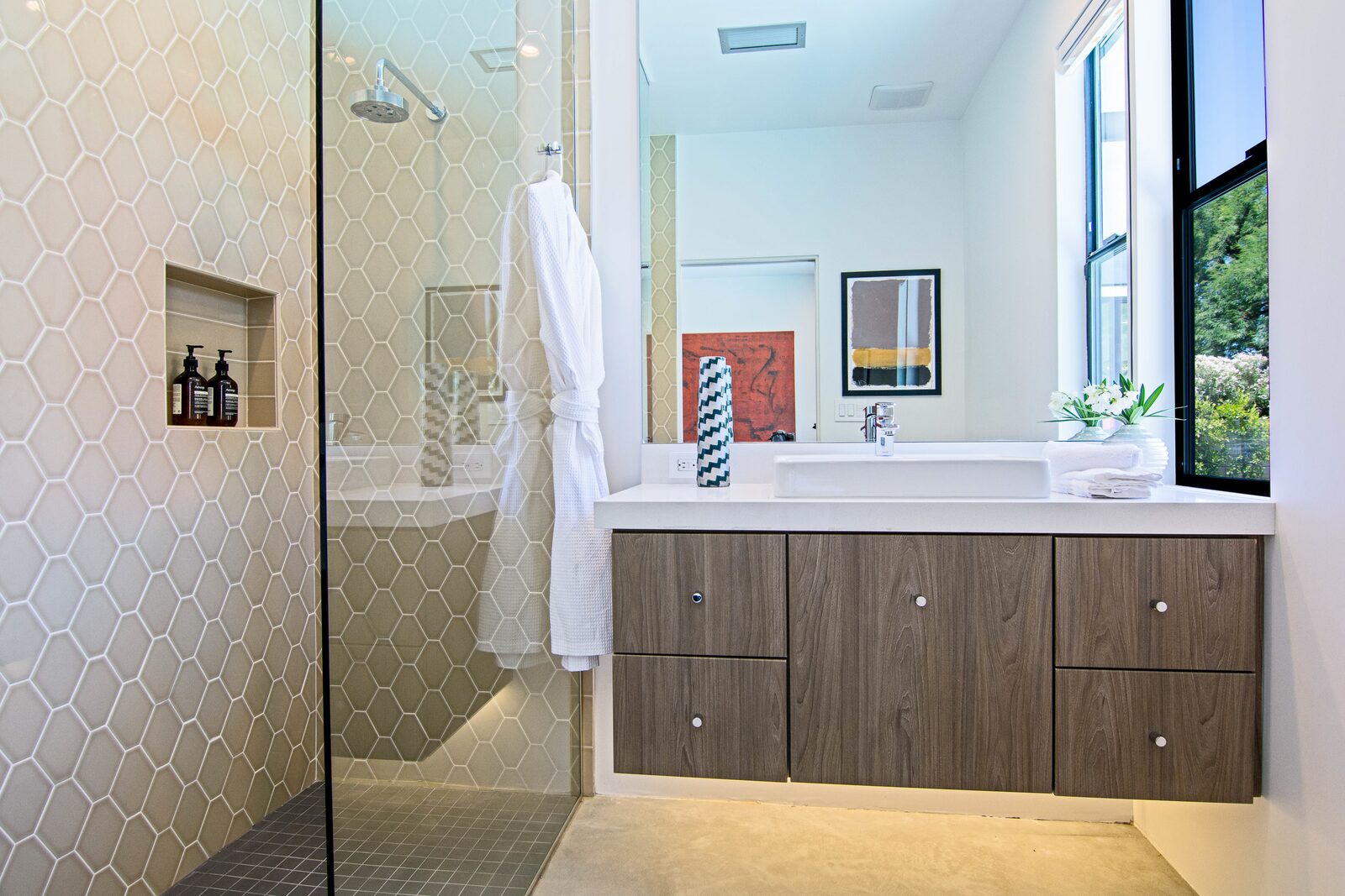 5 Palms Estate en-suite bathroom with textured tile and robe