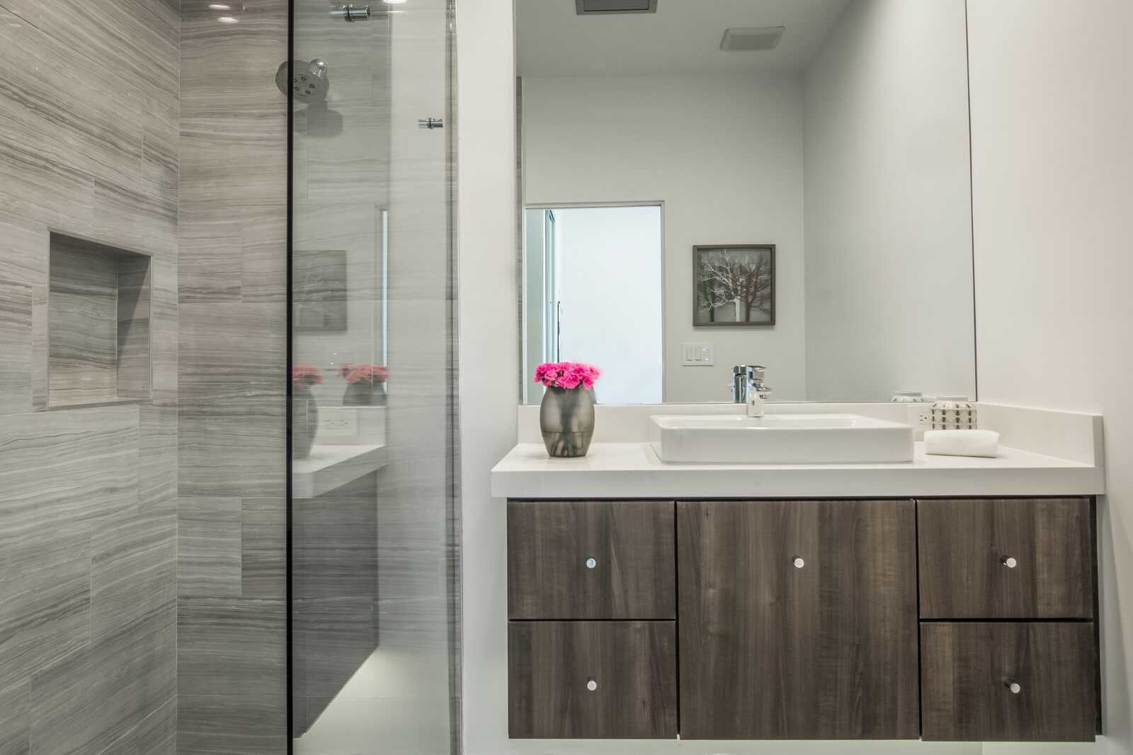 5 Palms Estate en-suite bathroom with pink floral accent