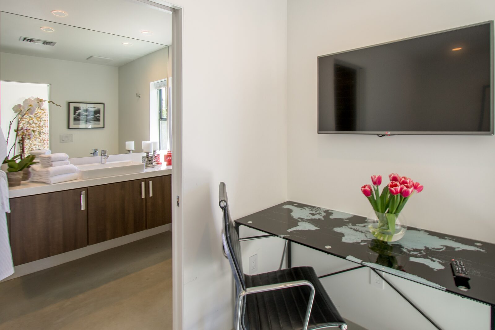 Palms at Park Villa guest bedroom with wall-mounted television